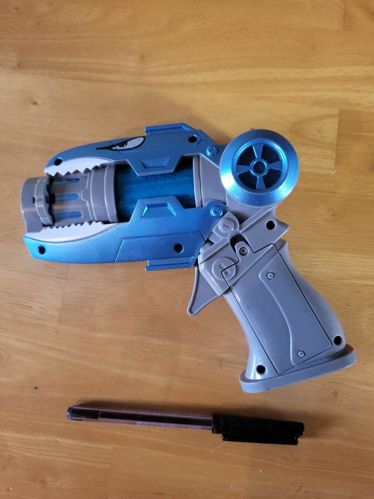 Kids shark gun. Lights & sounds. Projects sea creature images. Good condition.