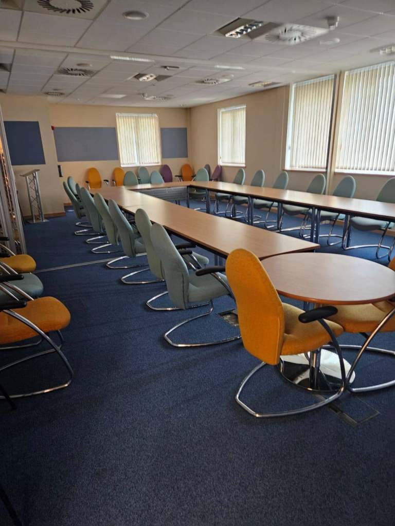 JOBLOT Office Furniture SURPLUS STOCK For Sale Over 500 Desks/Chairs/Cabinets/Cupboards/Tables 1