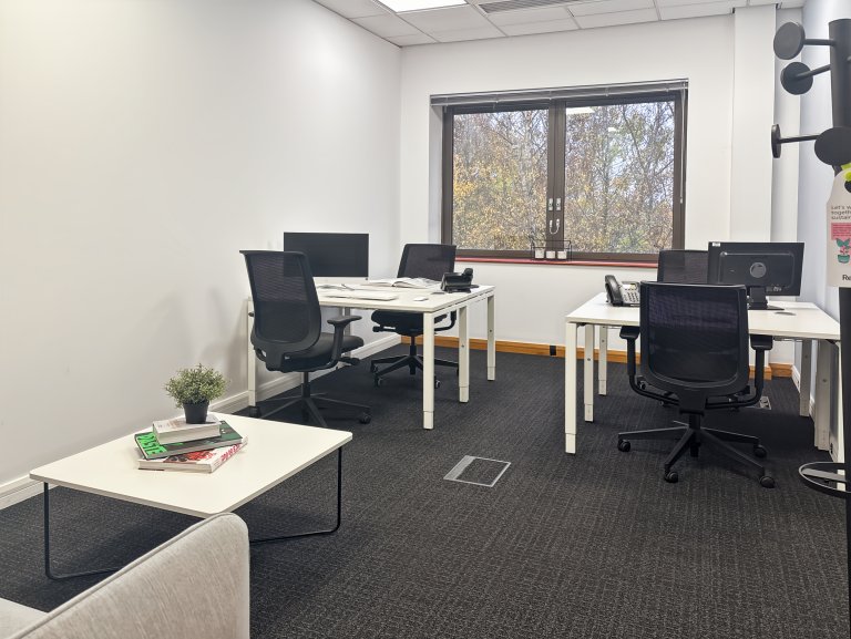 Birmingham - B908AG \ Private Office Rental with a 5-Desk Setup