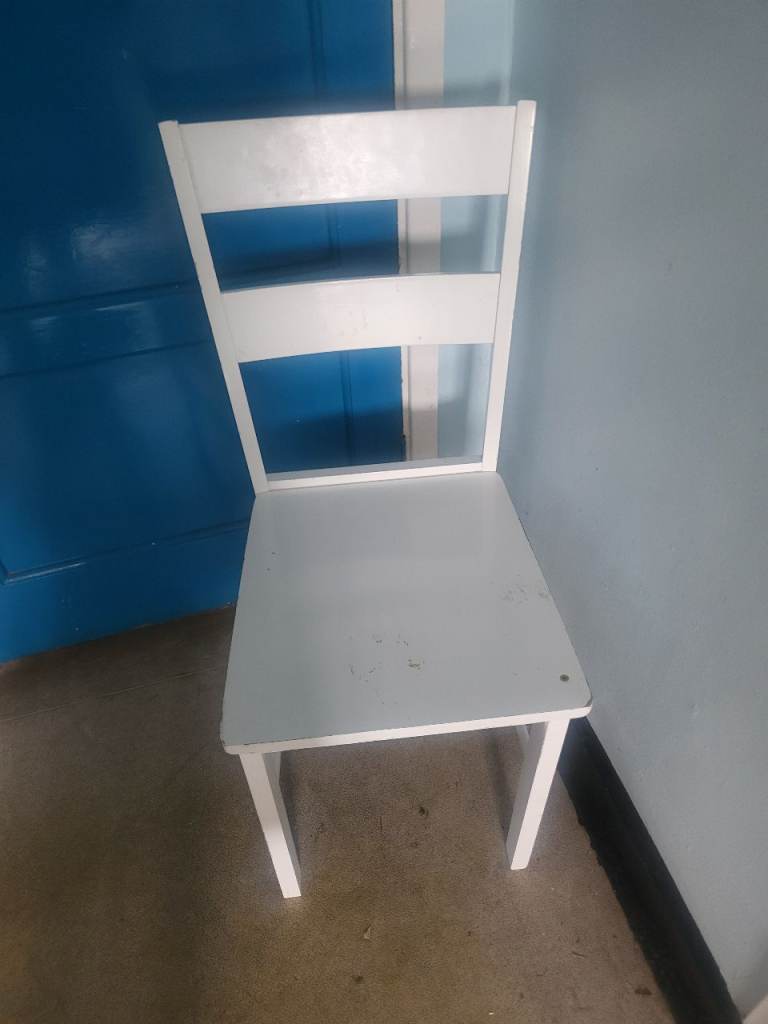  white wooden chair 