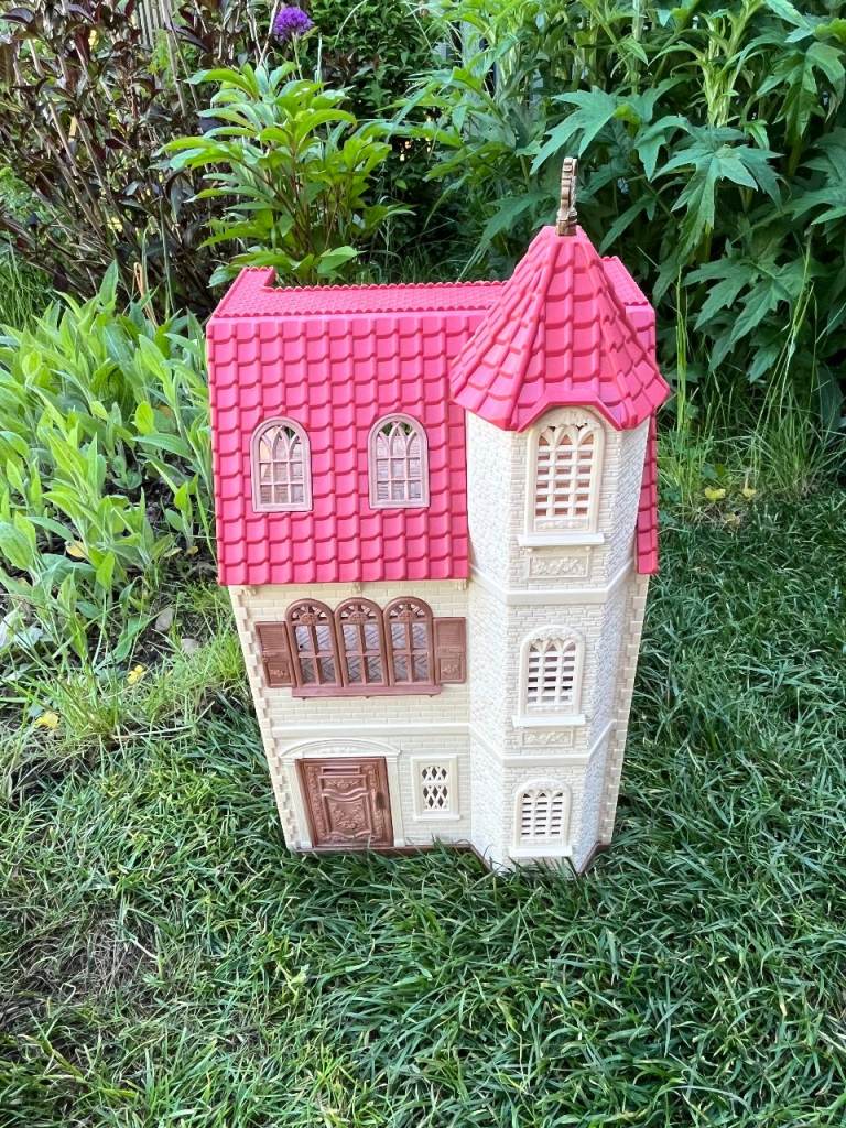 Sylvanian Families Toy Set (House, Bunnies, Ceiling lights & Furnitures