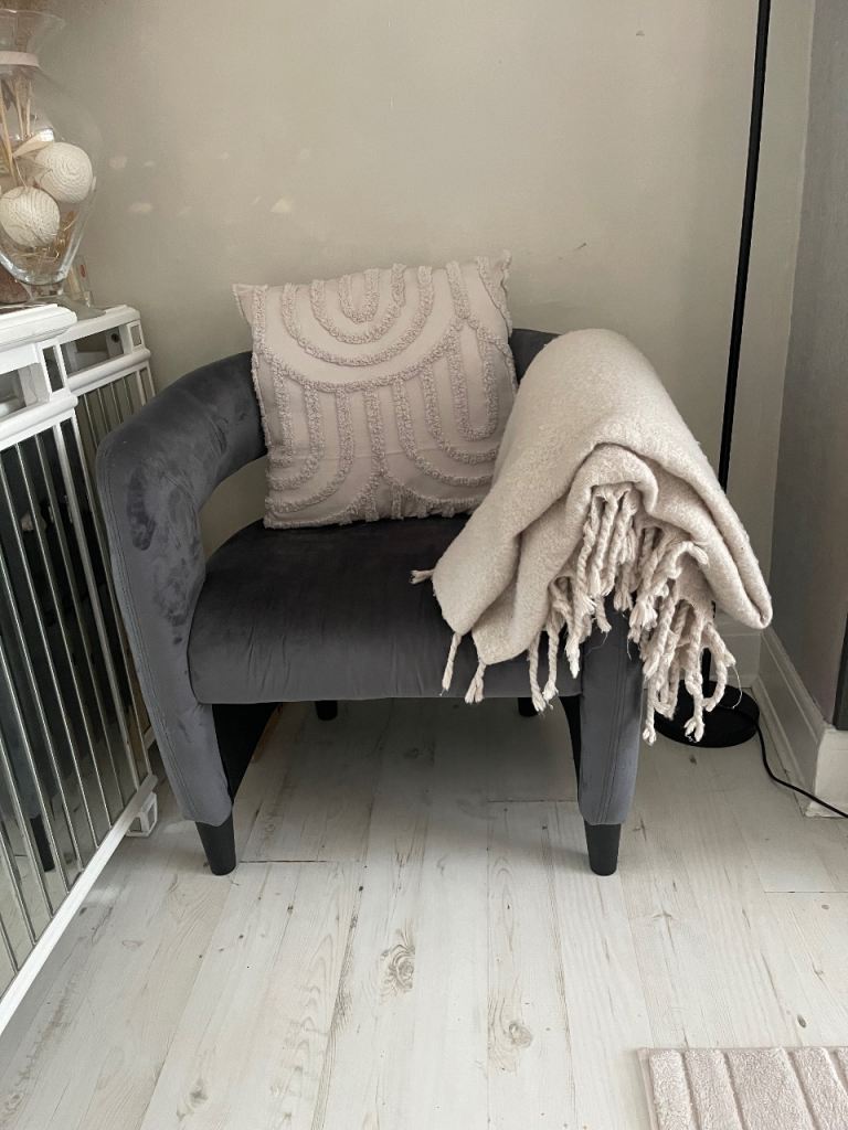 Grey chair 
