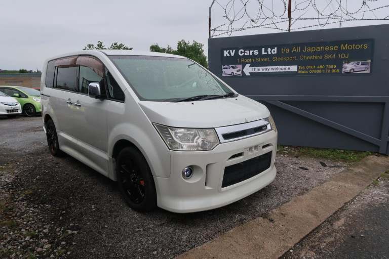 Mitsubishi Delica D5 2.0 Active Gear Roadster Roar Auto 8 Seater MPV (R8)