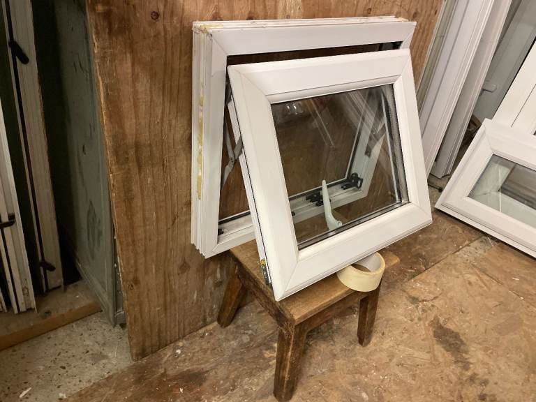 H 47.5 x W 63.5 cm - VERY SMALL UPVC DOUBLE GLAZED WINDOW - CLEAR GLASS - GOOD CONDITION