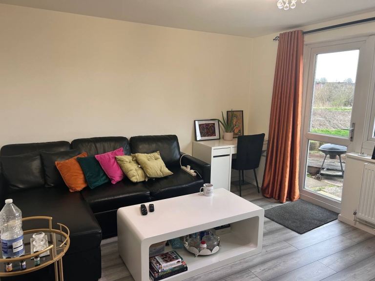 Large double room, very clean, Northolt, Greenford 