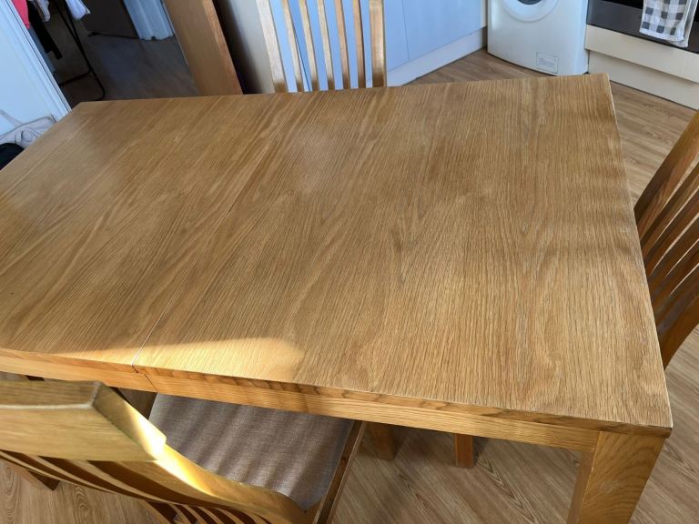 Excellent condition! Extending oak kitchen table PLUS 6 chairs