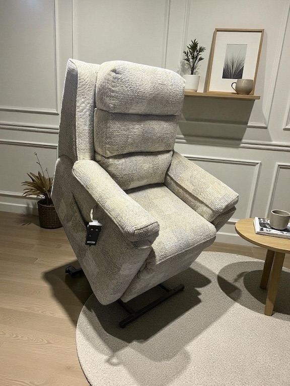HSL BRAMHAM PETITE RISER RECLINER CHAIR, HUGE SAVING OFF RRP, IMMEDIATE DELIVERY 