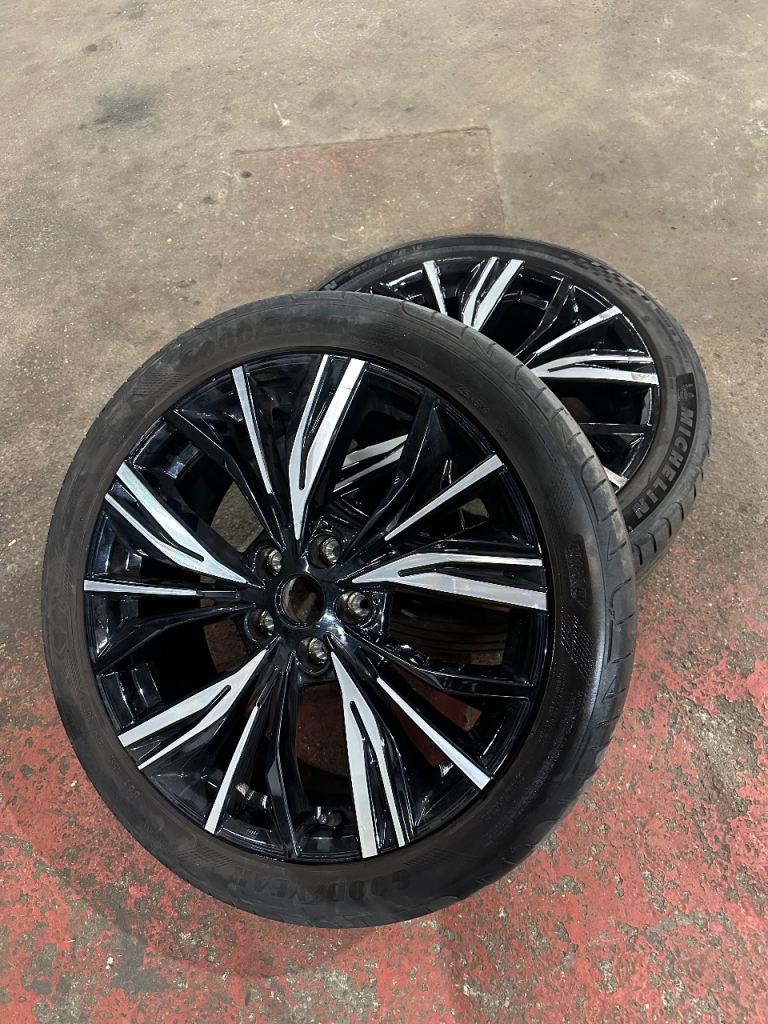  genuine 19-inch "Akari" alloy wheels Nissan Juke (F16 model, 2019-present).