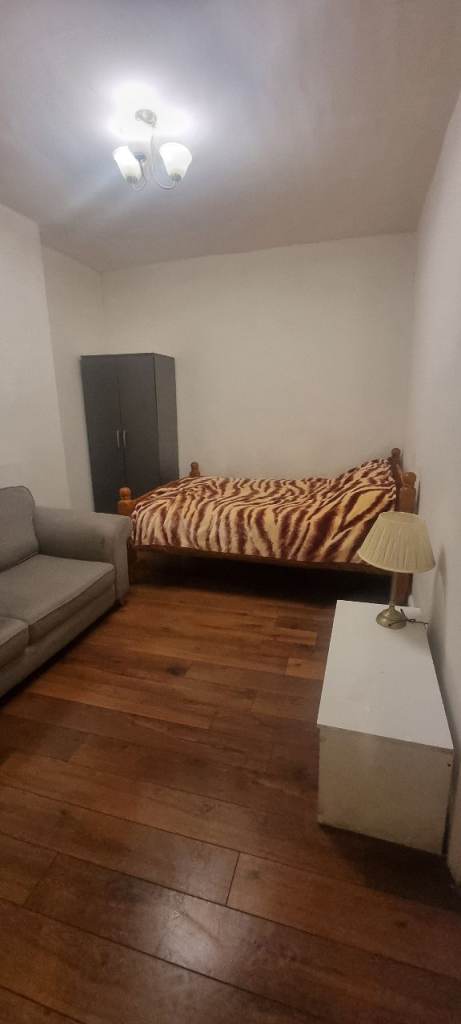 Studio flat for rent £800PCM