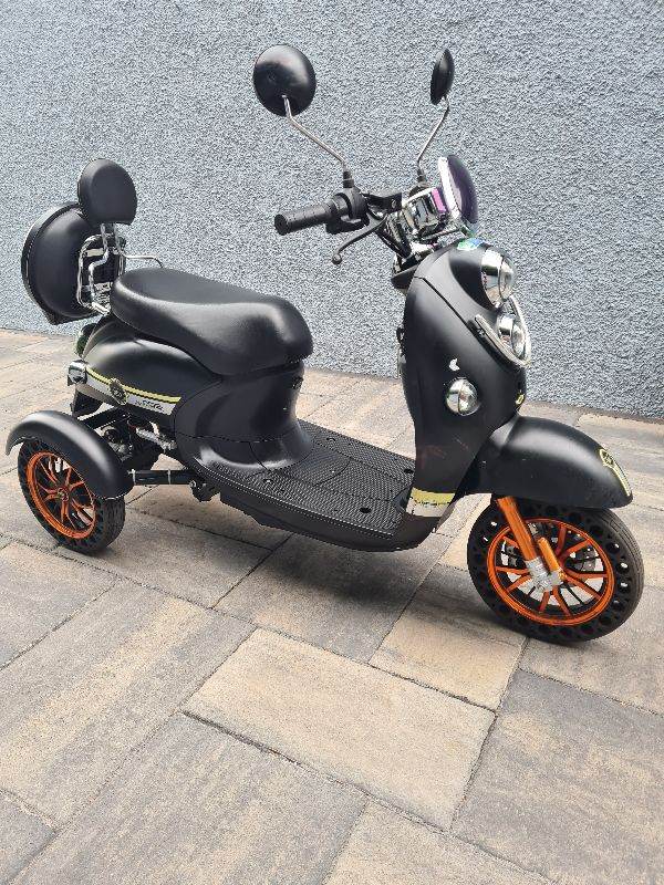 18 mph18 mph can deliver mobility Scooter – Black with Orange Wheels, As Good As New