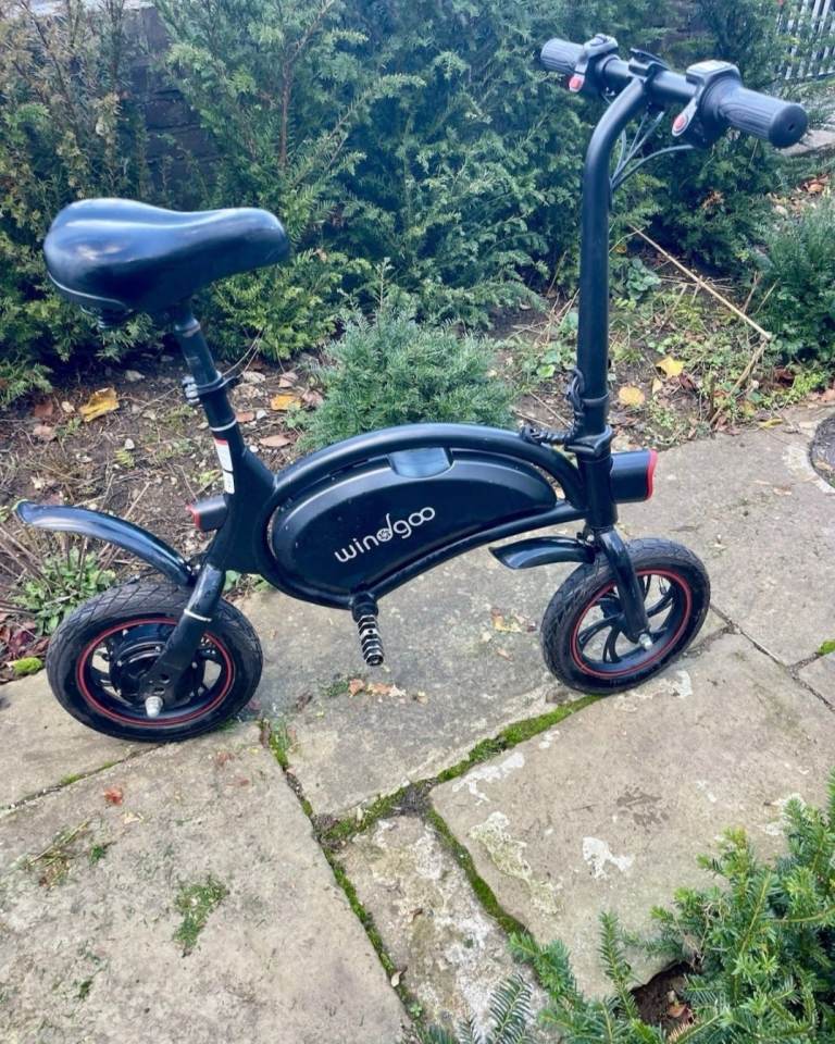2x Windgoo B3 Electric Scooter Seated