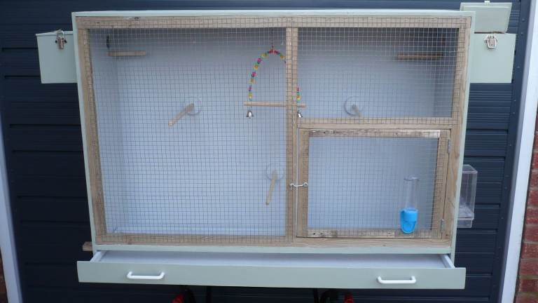 BUDGIE/FINCH BREEDING BIRD CAGE. NEW WITH 2 NEST BOXES. & ALL ACCESORIES