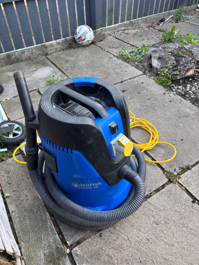 Wet and dry hoover 
