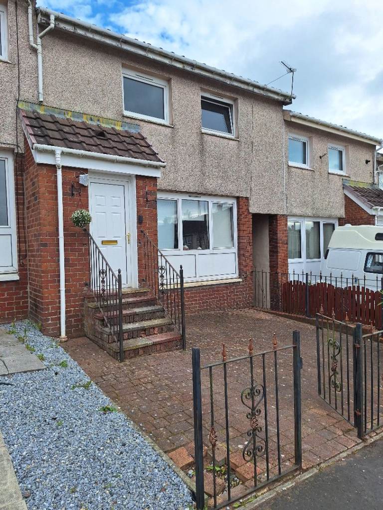 3 Bedrooms mid terrace house