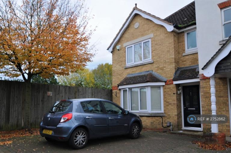 5 bedroom house in Nightingale Shott, Egham, TW20 (5 bed) (#2752862)