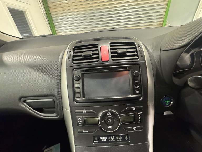 TOYOTA AURIS 1.8 VVT-h T4 2012