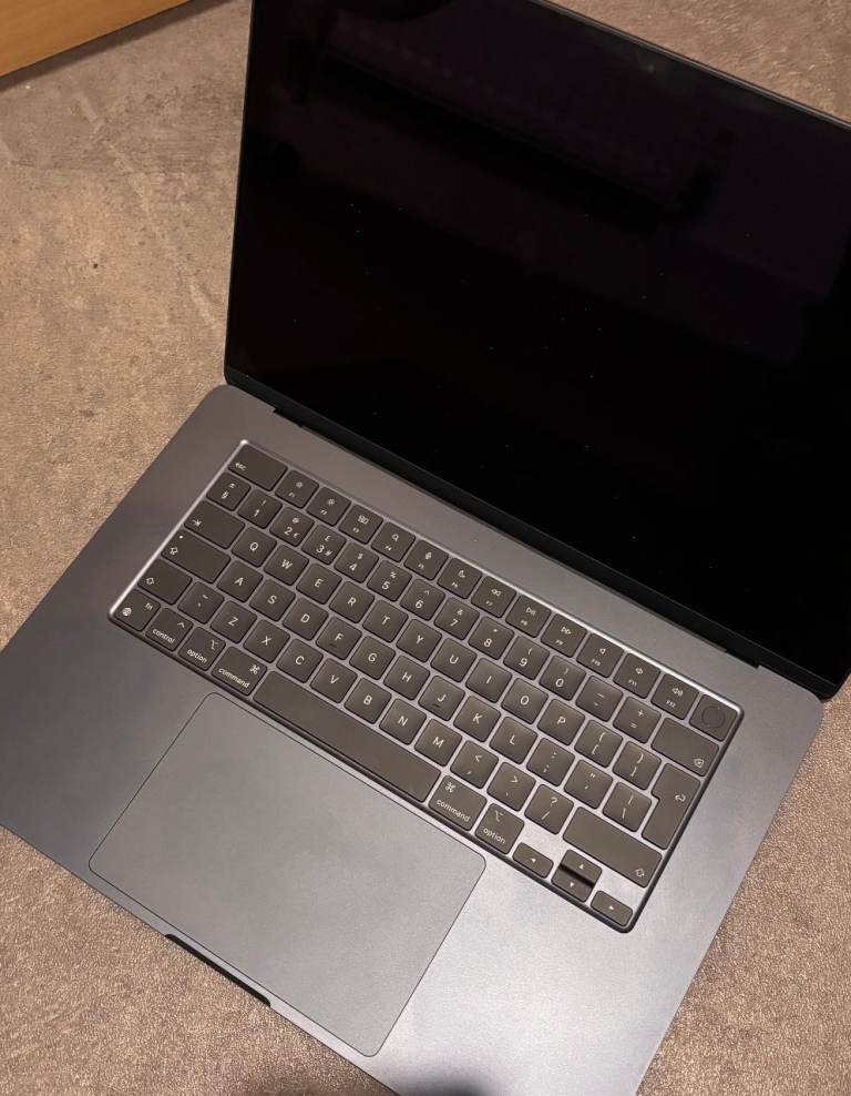 Macbook Air 15" M3 2024 16GB 256MD