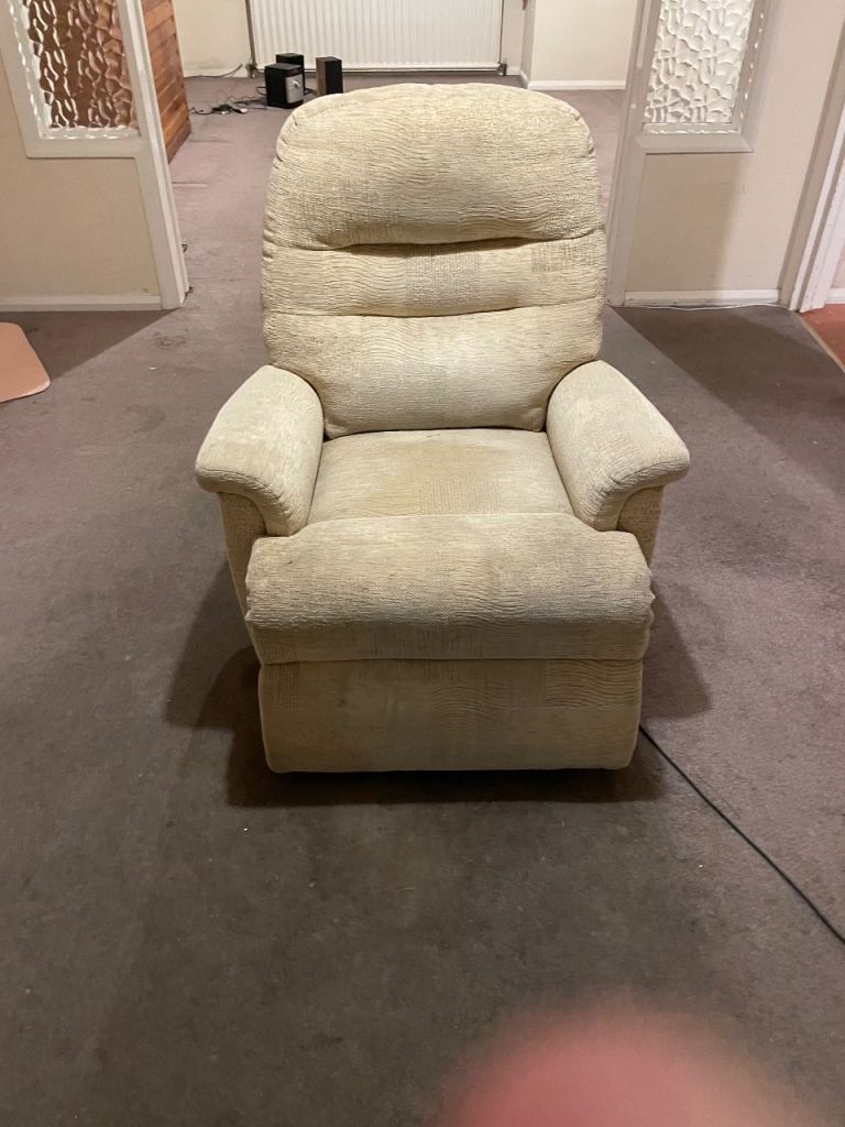 Riser recliner upholstered powered chair