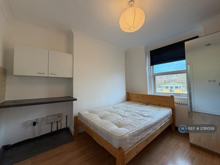 Studio flat in Finchley Road, London, NW3 (#2781059)