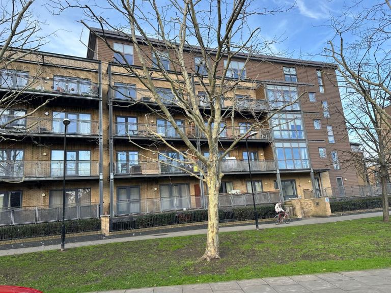 One bed pent-house flat with stunning views in Clapton with secure parking