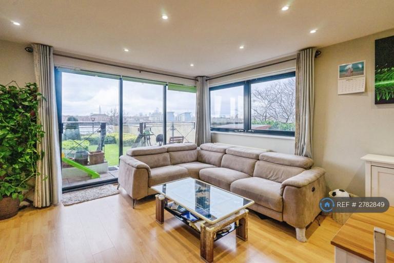 3 bedroom flat in Ocean Wharf, London, E14 (3 bed) (#2782849)