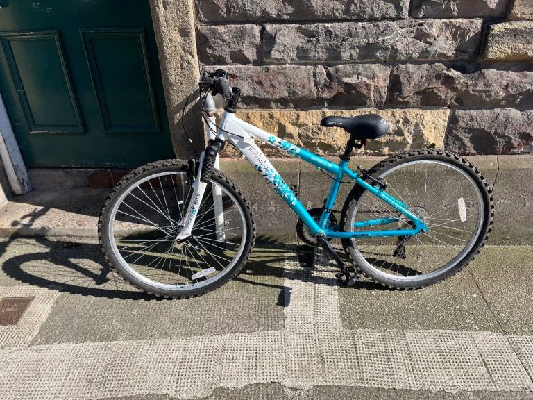 Women’s hybrid mountain bike 
