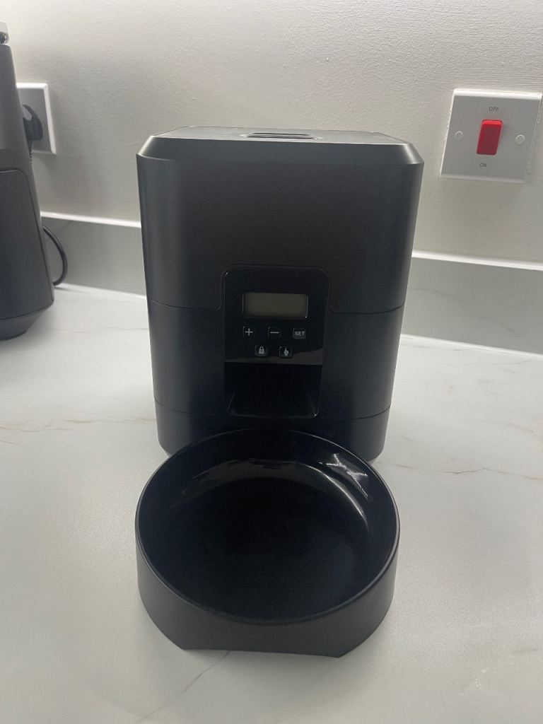 Automatic pet feeder