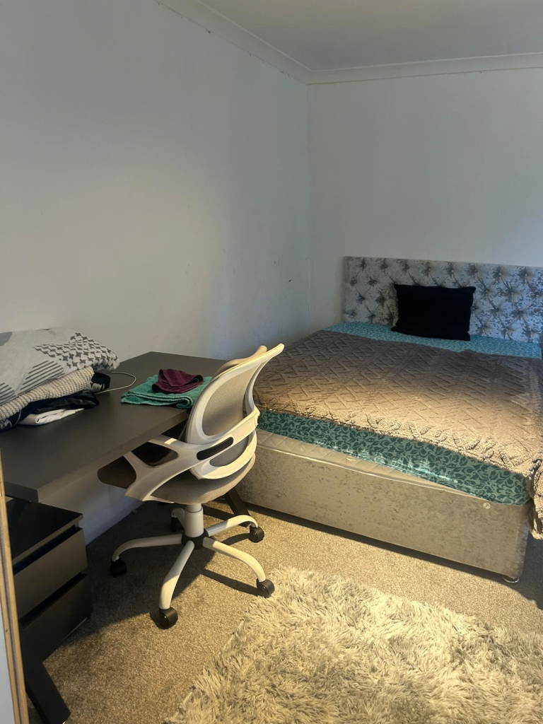 Spacious and Cosy Double Room for Rent in - CR5 3EF