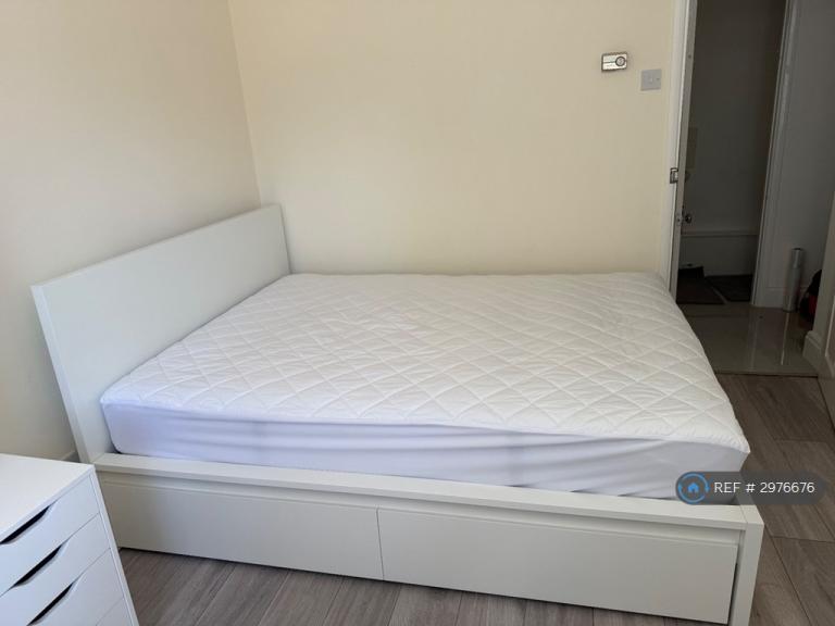 1 bedroom in Tasman Court, Sunbury, TW16 (#2976676)