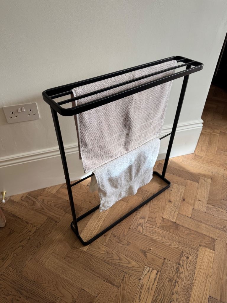 YAMAZAKI Tower Bath Towel Hanger Black