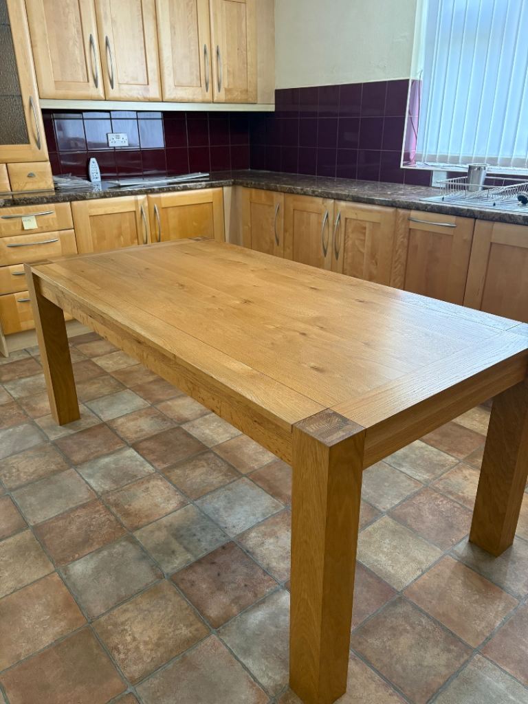 Solid Oak Dining Table – Extendable, Good Condition