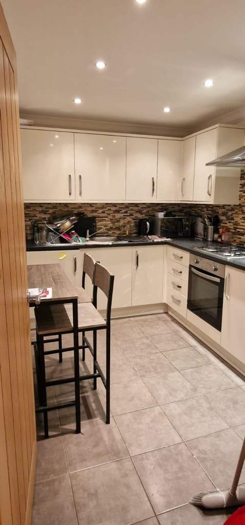 Clean Double Room within flat share in Holyrood, City Centre