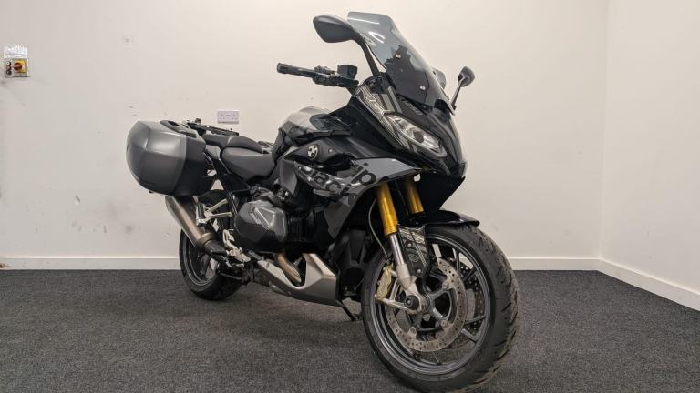 BMW R1250 RS SE ** PANNIERS - FULL SERVICE HISTORY - AKRA EXHAUST **
