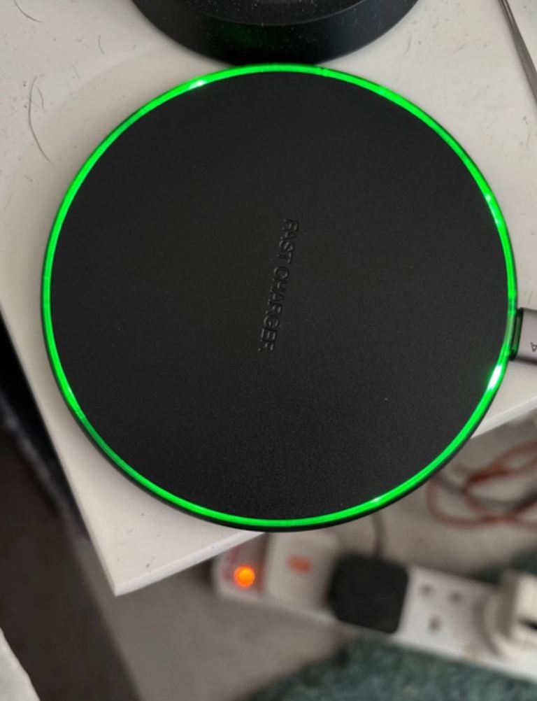 Wireless charger for iPhone and Samsung 