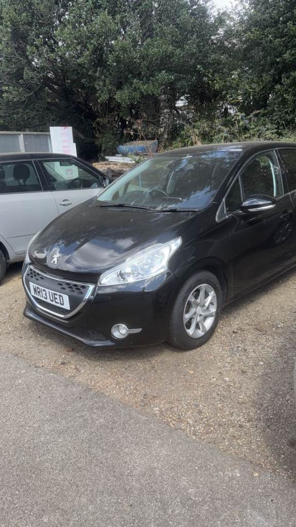 Peugeot 208 DIESEL AUTOMATIC 5 DOOR  1.4 e-HDI Allure Black £20 YEAR TAX, 