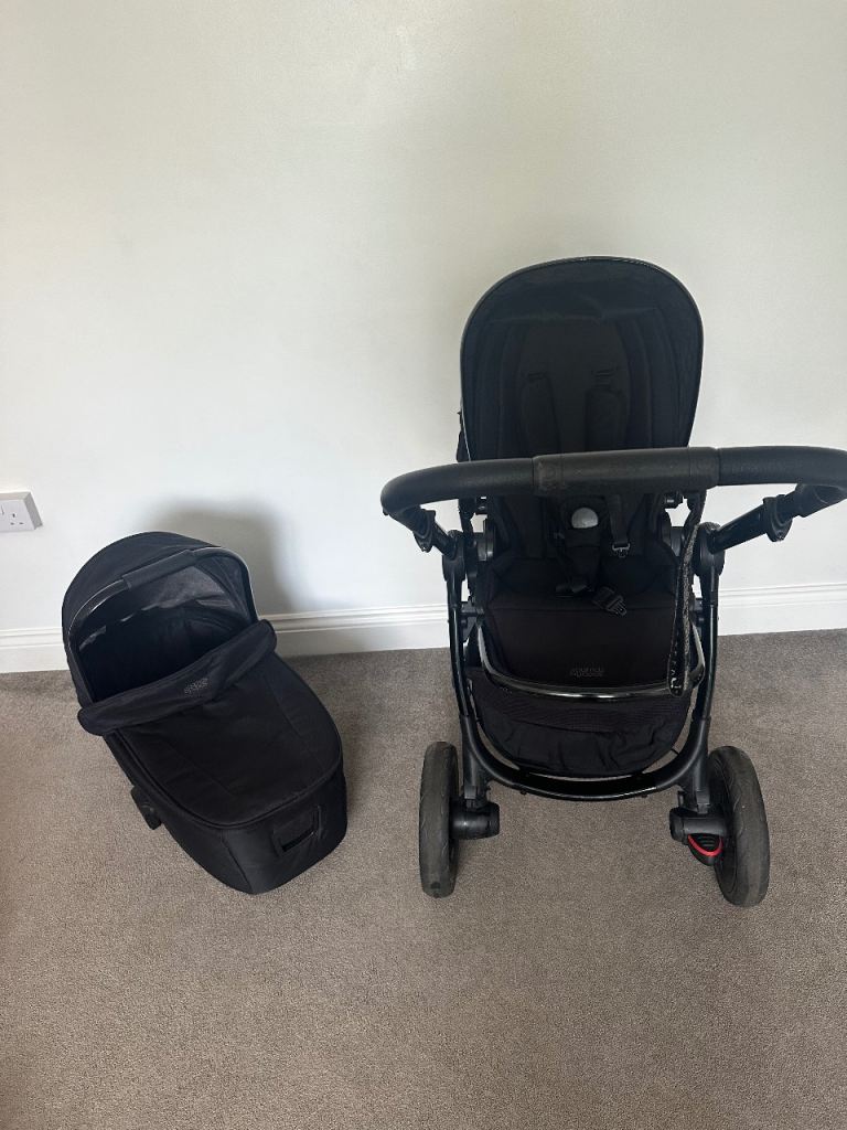 Mamas & Papas Ocarro Pushchair & Carrycot – Black