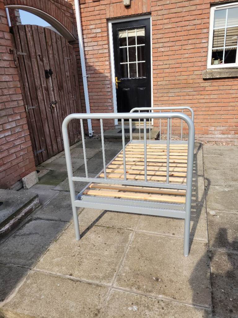 Metal single bedframe