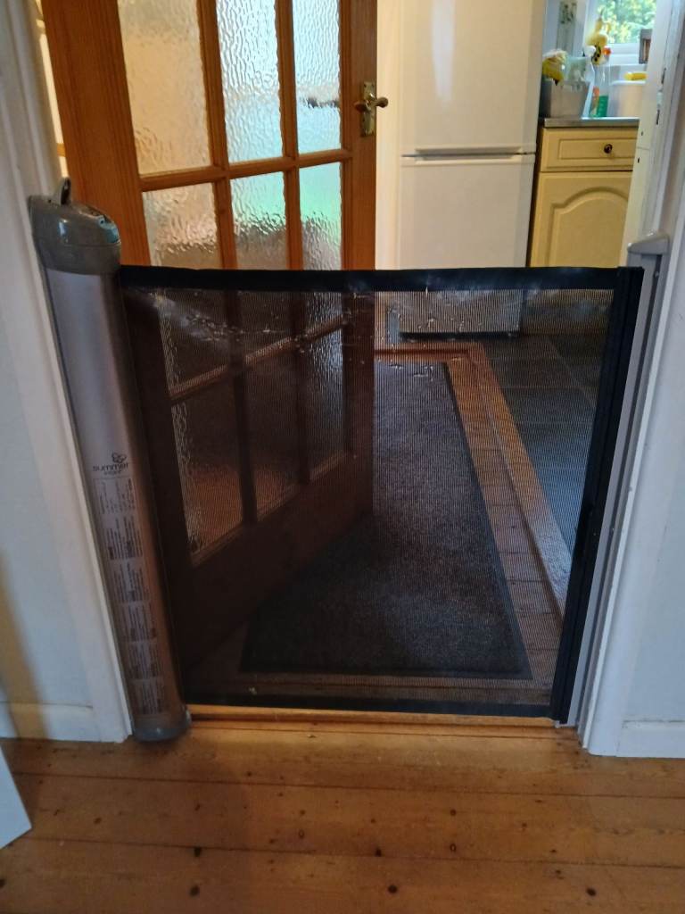 Retractable baby/dog gate