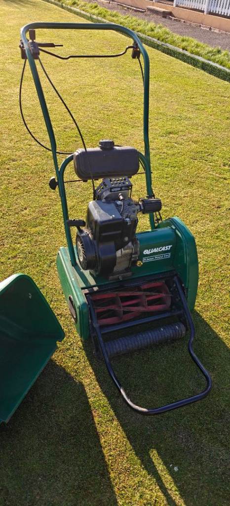 Qualcast Classic Petrol 35S Cylinder Mower  Self propelled. 35cm (14”) cutting width. 