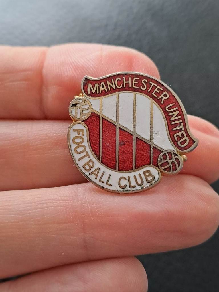 Manchester United football badge, r37, from 1970s... good used condition 