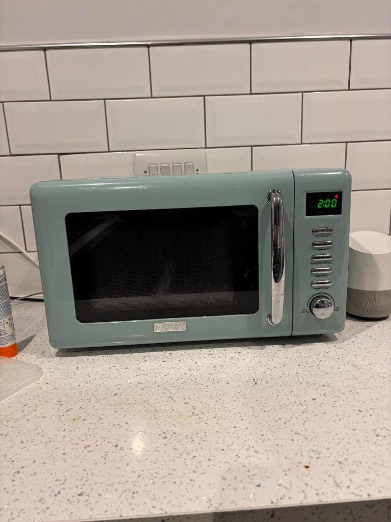 Swan Retro Microwave in Green – As Good As New