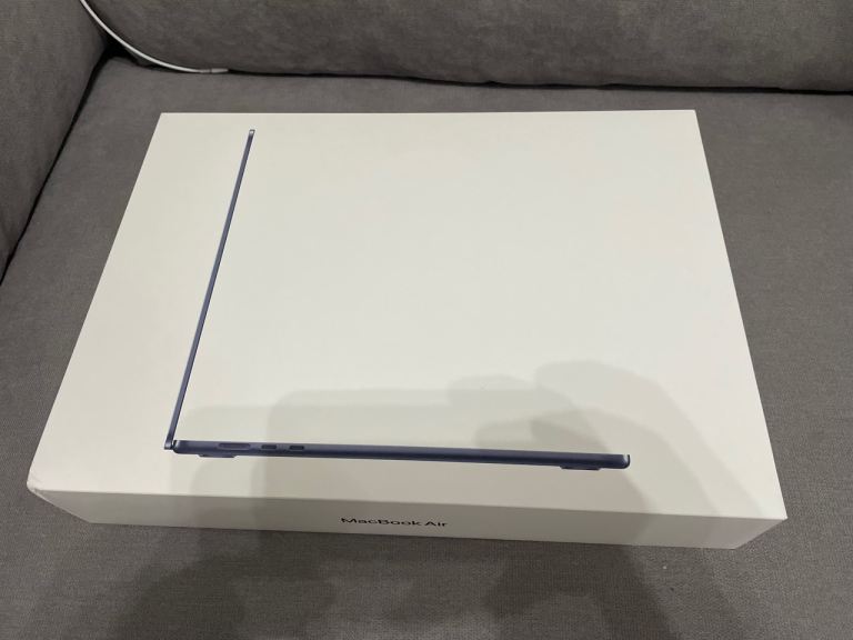 Apple MacBook Air (M3, 15-inch with 8-core CPU and 10-core GPU, 16GB Unified Memory, 256GB SSD