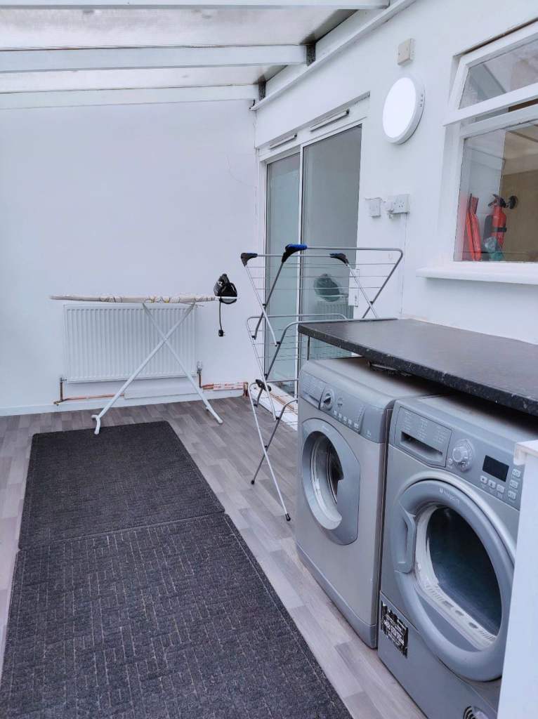 3 bedroom house RUNNING AIRBNB FULLY FURNISHED NEAR BIRMIMGHAM AIRPORT see listing 