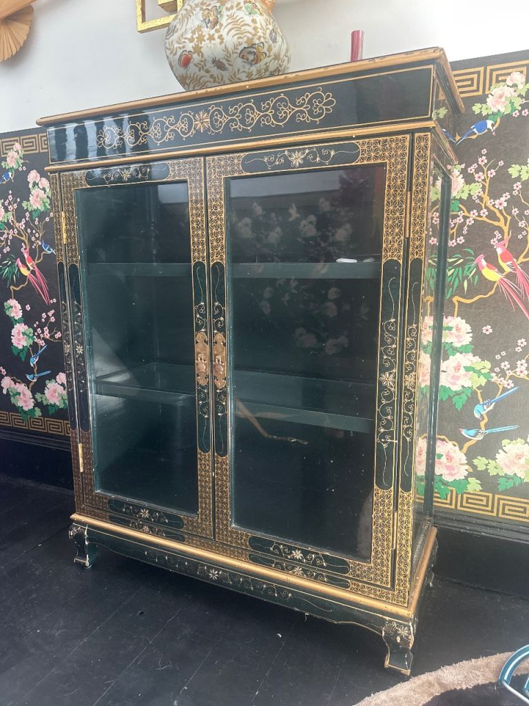 Ornate Black and Gold Display Cabinet - vintage Good Condition