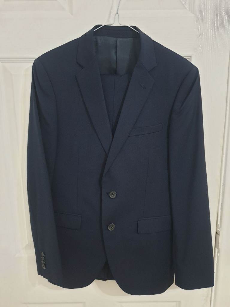 DKNY Men's Slim Fit Suit. 100 % Wool - Navy. Jacket - Chest : 36S. Trouser : 30S.