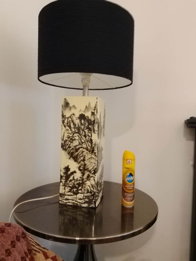 Oriental Chinese mountain scene ceramic table lamp - working order. 