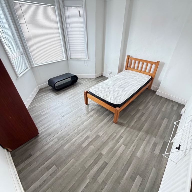 Double room for rent available now in charminster £450pw