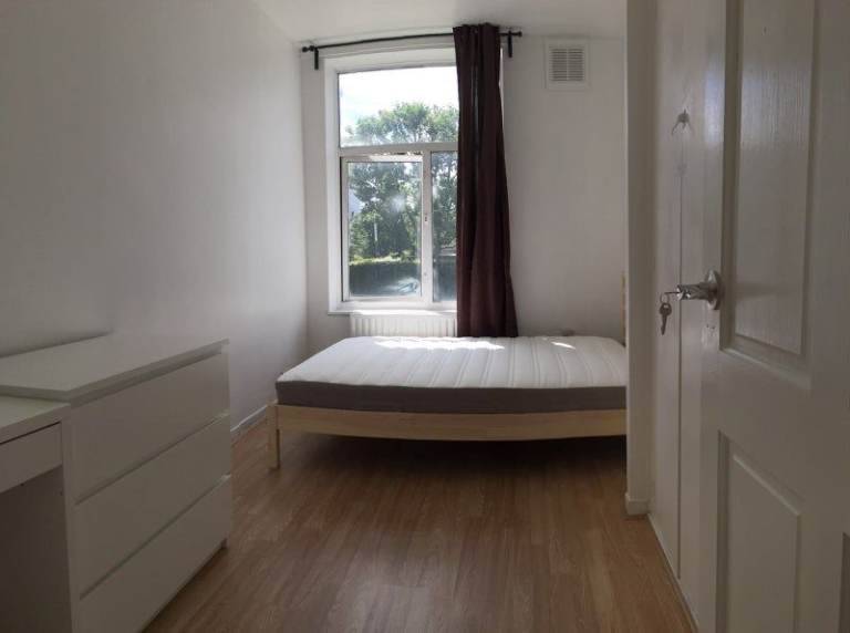 🌷Cosy Room Available Immediately✨1 min from DLR/Overground – 10 mins to Central!
