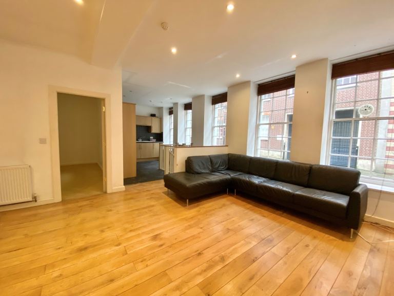 Lovely 2-bed City Centre Apartment just off Queen Square, city centre