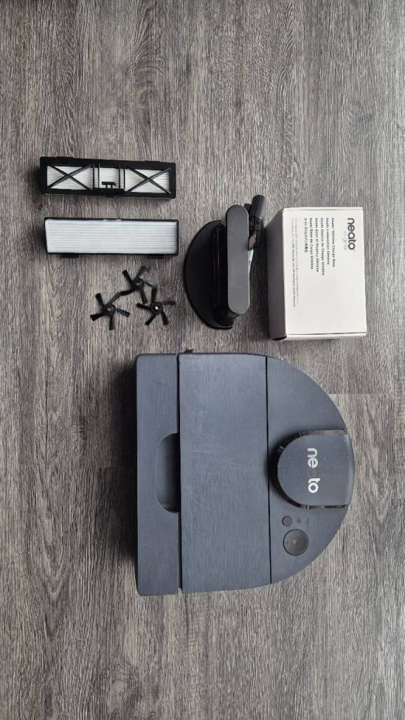 Neato D8 Robot Vacuum Cleaner with Accessories – Good Condition